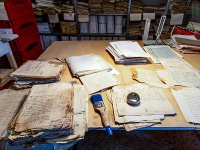 �� come se le carte fossero state messe in un frullatore � ci racconta Fanizzi -. Sono tutte mischiate tra loro e molte, purtroppo, sono state danneggiate da umidit� e rosicchiate dai topi�